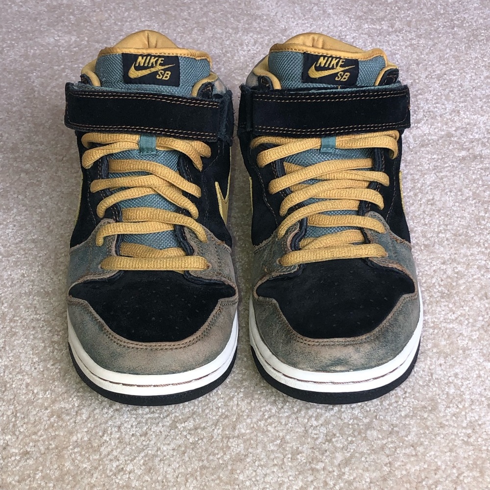 Nike SB Sneakers - Black and Gold